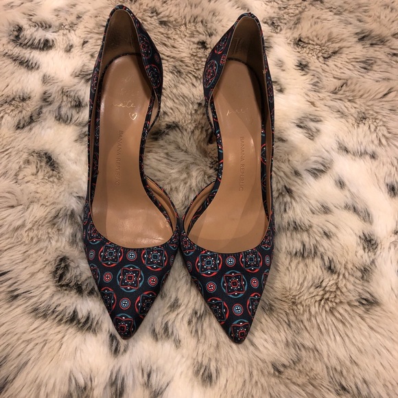 Gorgeous Banana Republic signature 3” heel. - Picture 2 of 8